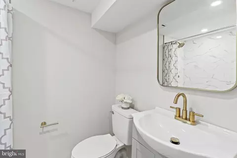 Bath - 262 E Avon Rd, Brookhaven, PA 19015 photo 3 of 4
