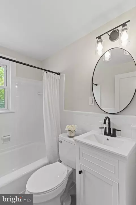 Bath - 262 E Avon Rd, Brookhaven, PA 19015 photo 2 of 4