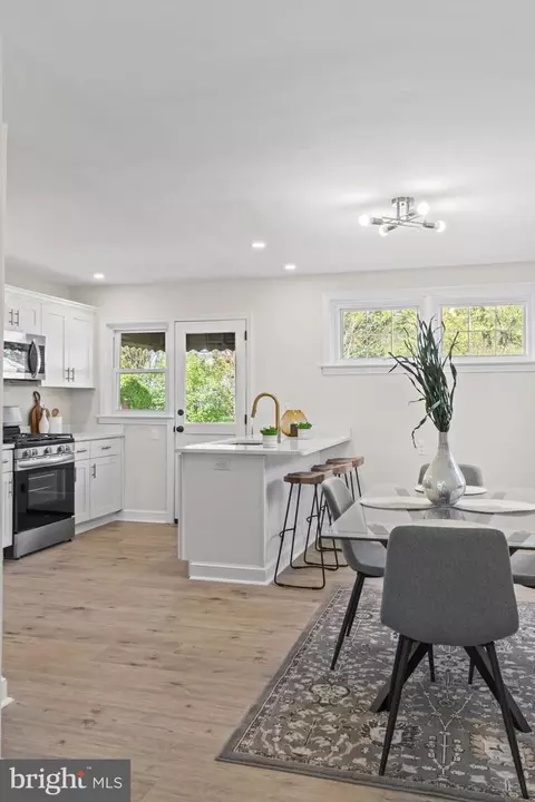 Dining - 262 E Avon Rd, Brookhaven, PA 19015 photo 2 of 3