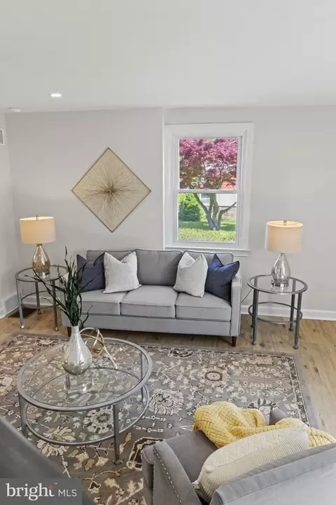Living - 262 E Avon Rd, Brookhaven, PA 19015 photo 2 of 2
