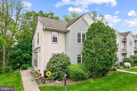 102 Knollwood Ct, Aston, PA 19014