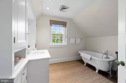 Bath - 4 Welwyn Rd, Wayne, PA 19087 photo 10 of 12