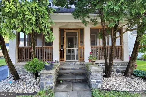 514 E Manoa Rd, Havertown, PA 19083