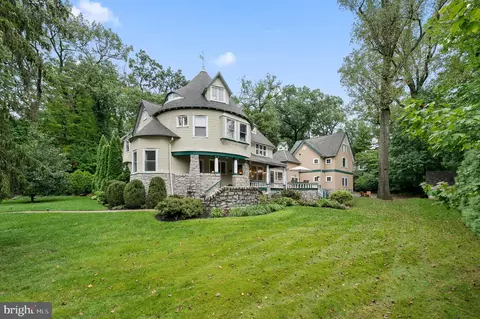 425 Chestnut Ln, Wayne, PA 19087