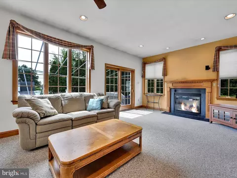Living - 485 Barker Rd, Springfield, PA 19064 photo 3 of 4