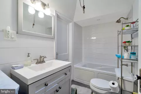 Bath - 253 Richfield Rd, Upper Darby, PA 19082 photo 2 of 3