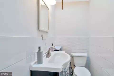 Bath - 253 Richfield Rd, Upper Darby, PA 19082 photo 3 of 3