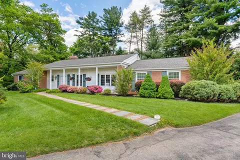 802 Vauclain Rd, Bryn Mawr, PA 19010