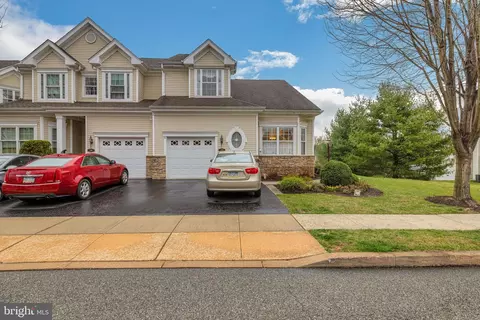 22 Dresner Cir, Ogden, PA 19061