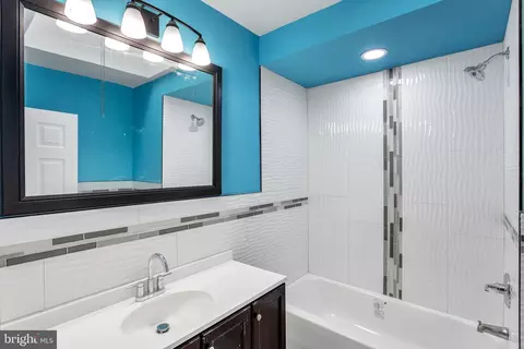 Bath - 68 Lamport Rd, Upper Darby, PA 19082 photo 1 of 2