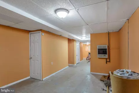 Entry Way - 68 Lamport Rd, Upper Darby, PA 19082 photo 4 of 5