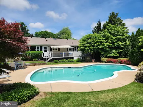 284 Overbrook Dr, Newtown Square, PA 19073