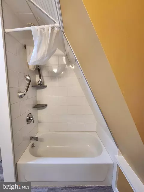 Bath - 32 Walnut St, Marcus Hook, PA 19061 photo 2 of 3
