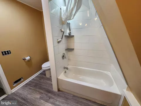 Bath - 32 Walnut St, Marcus Hook, PA 19061 photo 3 of 3
