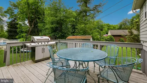 Exterior - 302 Scott Ln, Wallingford, PA 19086 photo 5 of 6