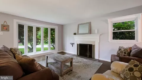 Living - 302 Scott Ln, Wallingford, PA 19086 photo 1 of 1