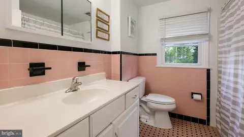 Bath - 302 Scott Ln, Wallingford, PA 19086 photo 1 of 1