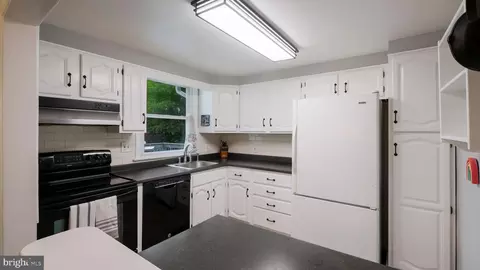 Kitchen - 302 Scott Ln, Wallingford, PA 19086 photo 2 of 2