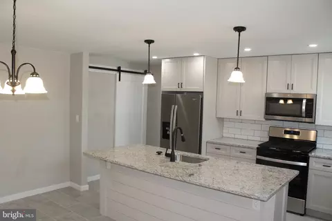 Entry Way - 343 Hampden Rd, Upper Darby, PA 19082 photo 3 of 5