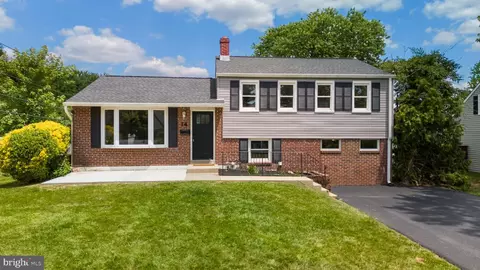 14 Weathervane Rd, Aston, PA 19014