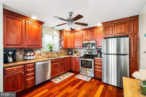 Kitchen - 2422 E Colonial Dr, Boothwyn, PA 19061 photo 2 of 4