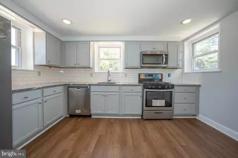 Entry Way - 7773 Wayne Ave, Upper Darby, PA 19082 photo 5 of 18