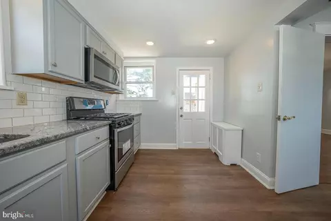 Entry Way - 7773 Wayne Ave, Upper Darby, PA 19082 photo 6 of 18