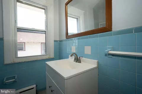 Bath - 7773 Wayne Ave, Upper Darby, PA 19082 photo 2 of 5