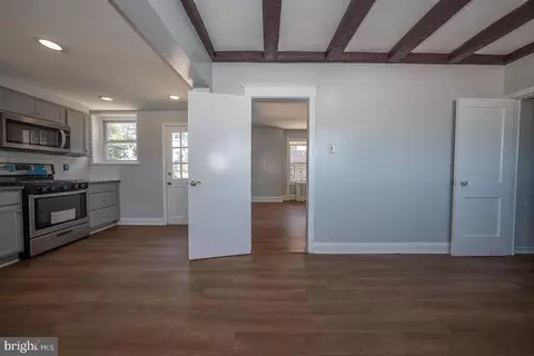 Entry Way - 7773 Wayne Ave, Upper Darby, PA 19082 photo 4 of 18