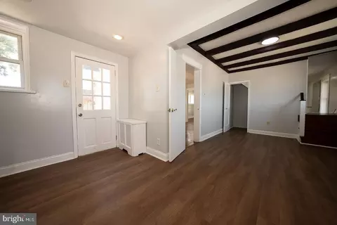 Entry Way - 7773 Wayne Ave, Upper Darby, PA 19082 photo 7 of 18