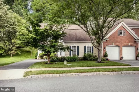 208 Excalibur Dr, Newtown Square, PA 19073
