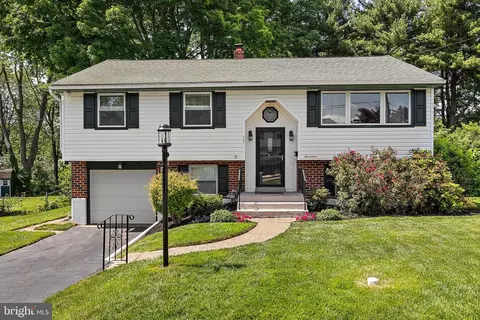 17 Hearthside Rd, Aston, PA 19014