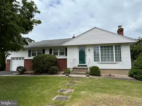 200 Edgewood Ln, Brookhaven, PA 19015