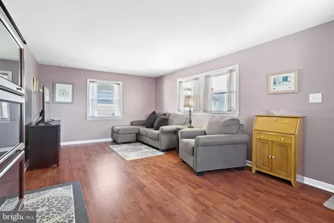 Living - 1024 Langley St, Trainer, PA 19061 photo 2 of 5