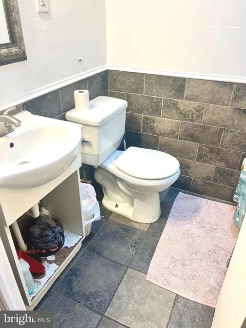 Bath - 1587 Summit St, Marcus Hook, PA 19061 photo 1 of 3