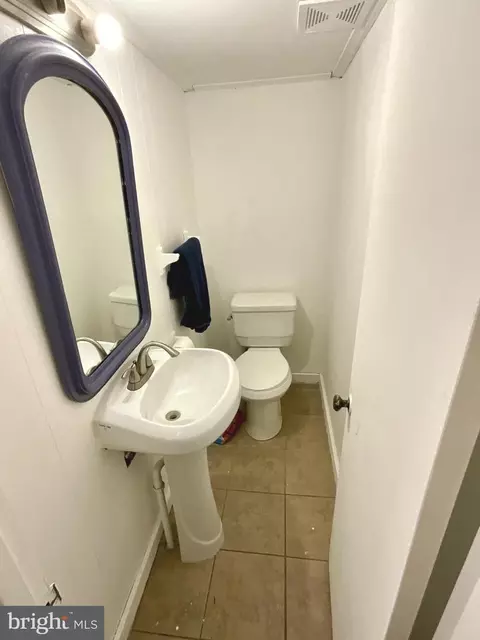 Bath - 1587 Summit St, Marcus Hook, PA 19061 photo 3 of 3