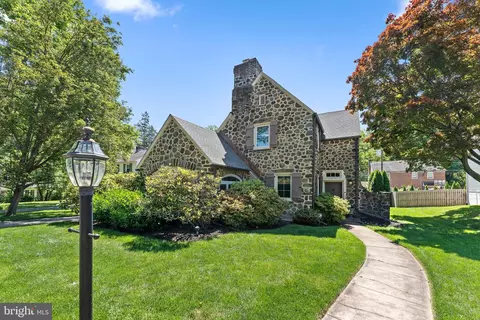 233 Shawnee Rd, Ardmore, PA 19003