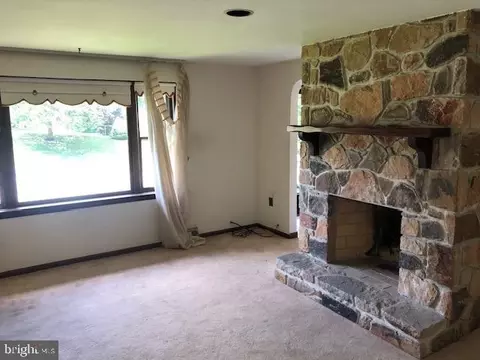 Living - 1903 Susan, Chichester, PA 19061 photo 2 of 3