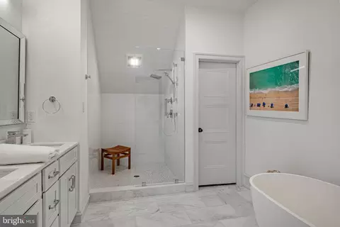 Bath - 415 Maplewood Ave, Wayne, PA 19087 photo 4 of 5