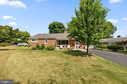 2221 Dickens Ln, Broomall, PA 19008