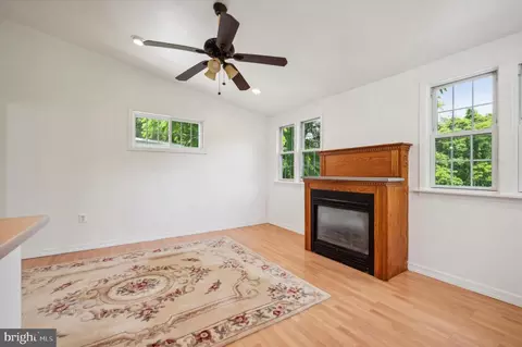 Living - 7801 Parkview Rd, Upper Darby, PA 19082 photo 2 of 3