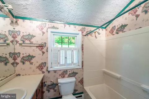 Bath - 218 Biddulph Rd, Wayne, PA 19087 photo 2 of 3