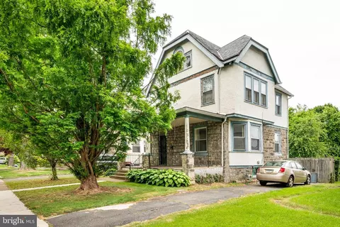 37 N Maple Ave, Lansdowne, PA 19050