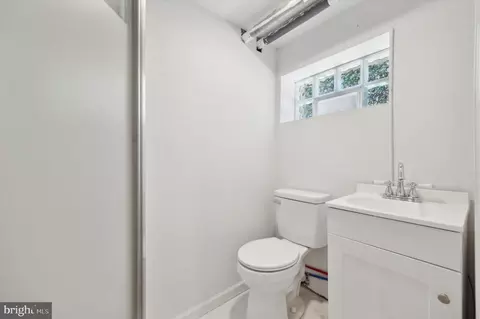 Bath - 146 Richfield Rd, Upper Darby, PA 19082 photo 1 of 1