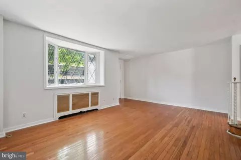 Living - 146 Richfield Rd, Upper Darby, PA 19082 photo 5 of 7