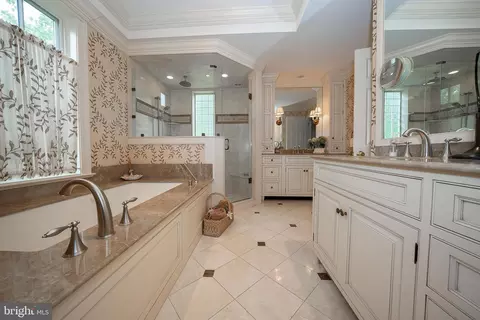 Bath - 225 Ravenscliff Rd, Wayne, PA 19087 photo 3 of 9