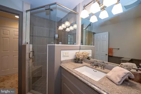 Bath - 225 Ravenscliff Rd, Wayne, PA 19087 photo 6 of 9