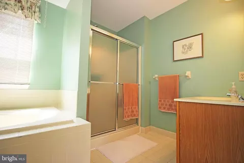 2004 Robert Burns Dr, Aston, PA 19014 photo 23