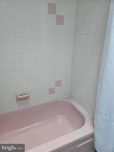 Bath - 1404 Elson Rd, Brookhaven, PA 19015 photo 3 of 3