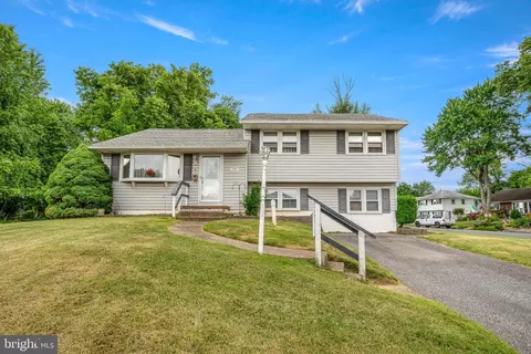 3503 Edgewater Ln, Brookhaven, PA 19015